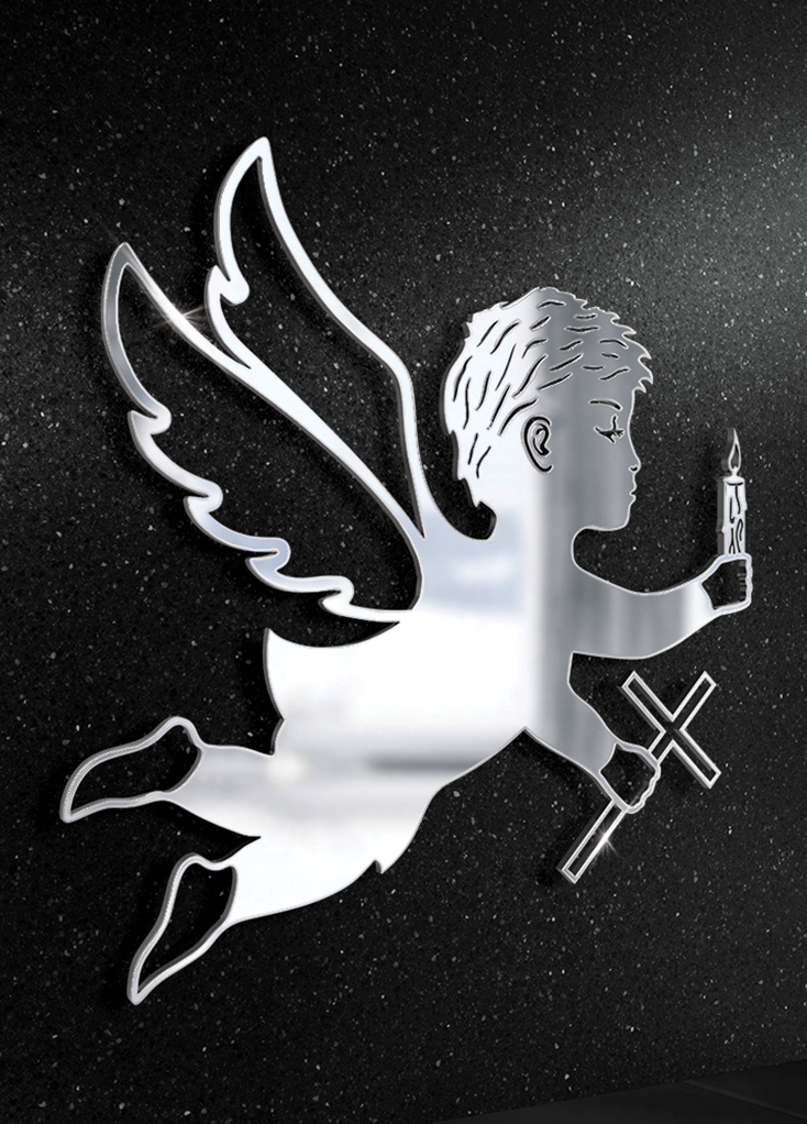 Metalowa figurka latającego anioła z krzyżem i świecą, srebrna, z efektem srebrnego odbicia