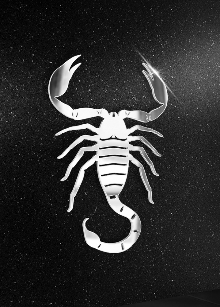 Stylizowany znak zodiaku Skorpiona wykuty w białym kamieniu na tle kosmicznej czerni, dekoracyjny element nagrobny