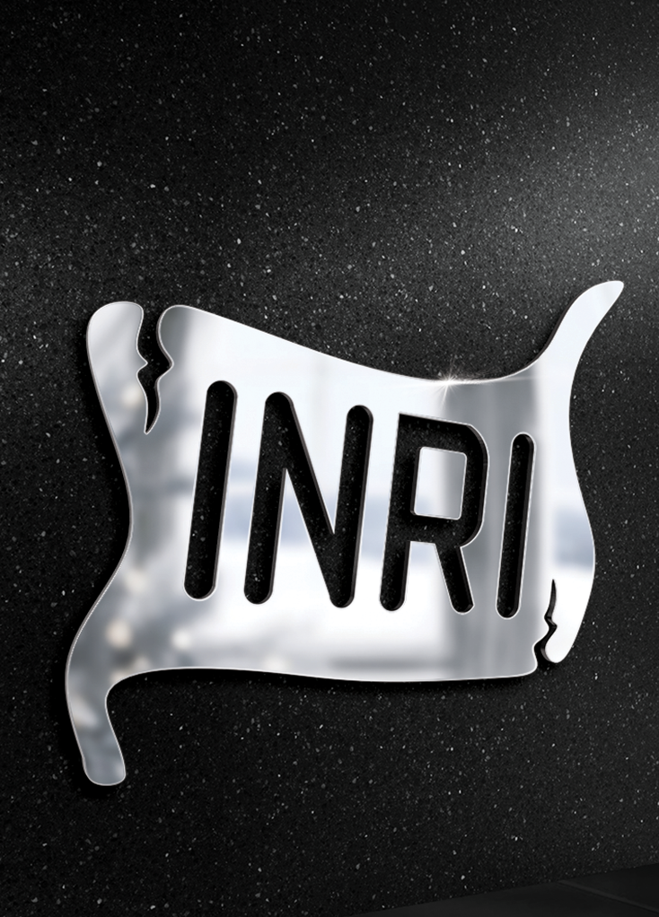 Metalowa tabliczka INRI ze srebrnym efektem.