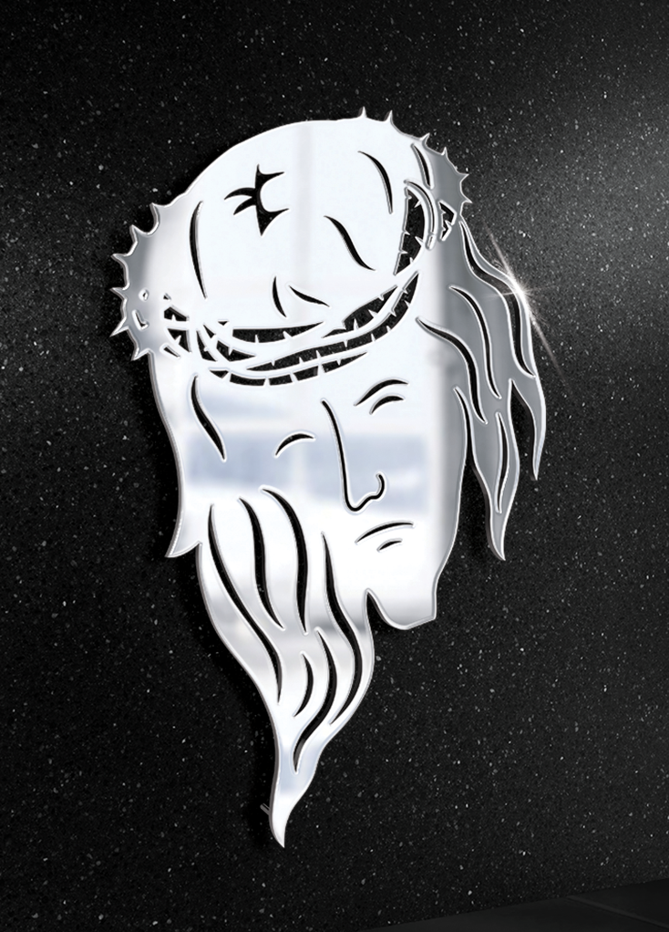 Srebrny, metalowy wizerunek twarzy Jezusa z cierniową koroną na czarnym tle z lustrzanym efektem.