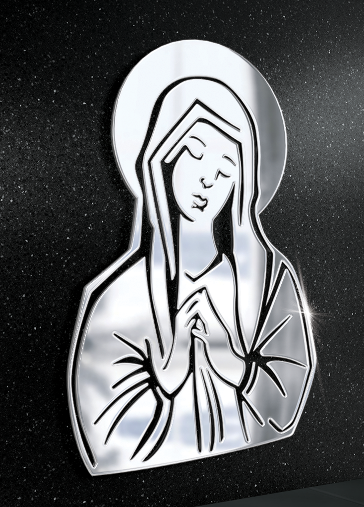 Srebrna rzeźba Matki Boskiej z założonymi dłońmi w modlitwie.