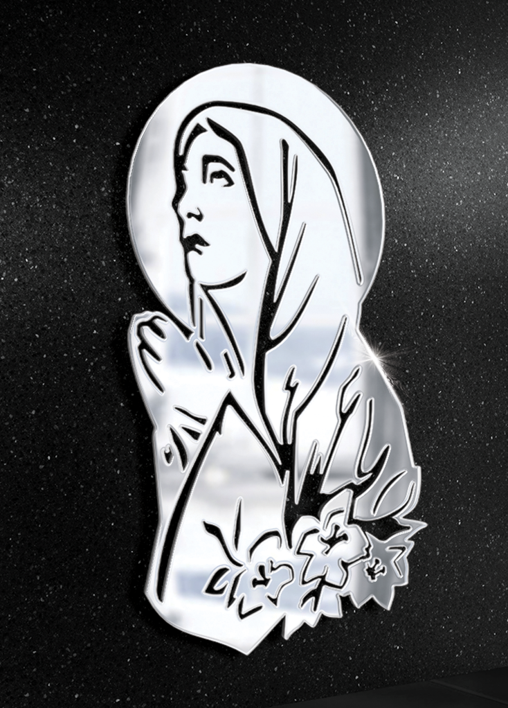 Srebrny wizerunek Matki Boskiej z zamyślonym spojrzeniem, otoczona kwiatami.
