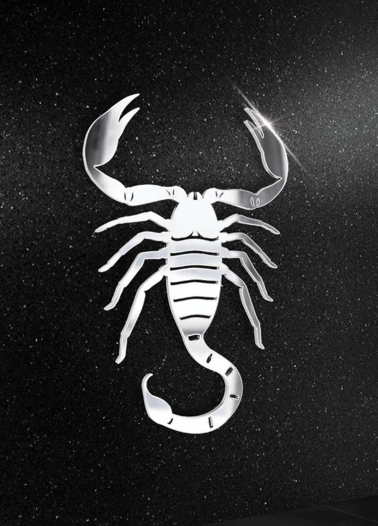 Stalowa figura Skorpiona, znaku zodiaku, na tle nagrobka