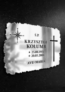 Tablica nagrobna z wyrytym imieniem i datami, motywem kompasu oraz krzyżem na tle kosmicznym.