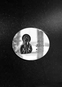 Tablica nagrobna z motywem religijnym