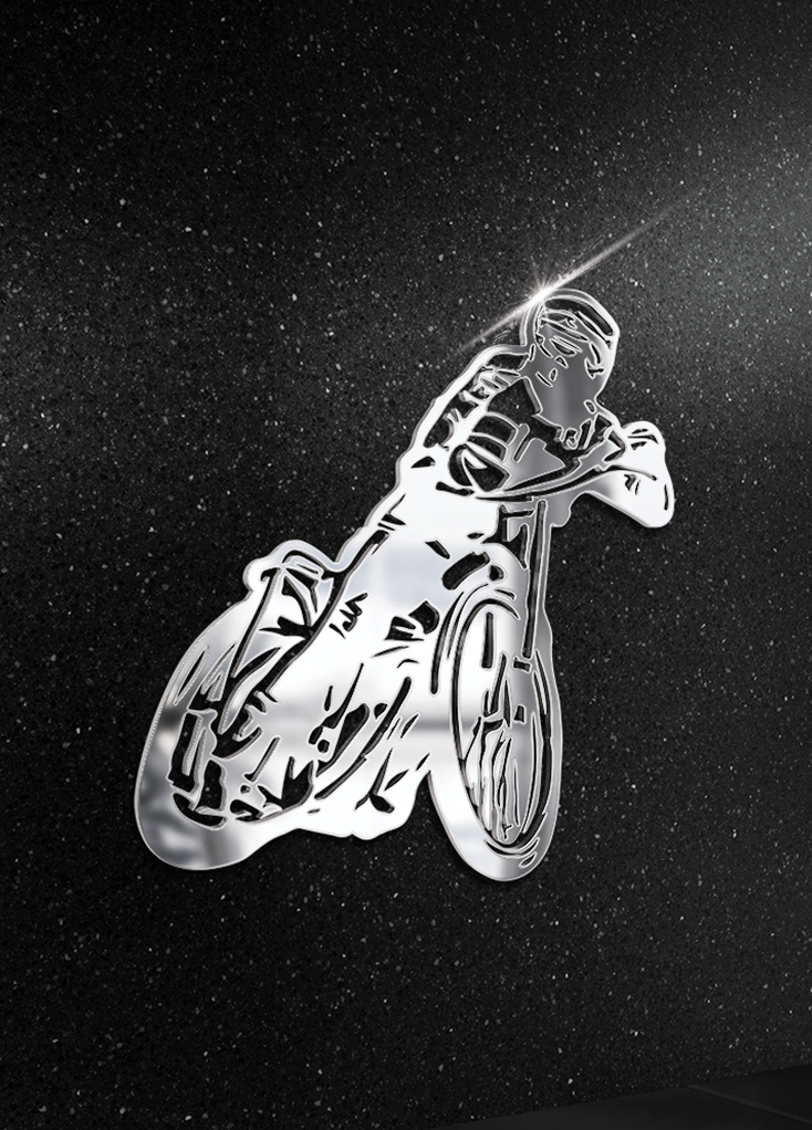 Figura żużlowca ze stali nierdzewnej na nagrobku, reprezentująca sport motorowy