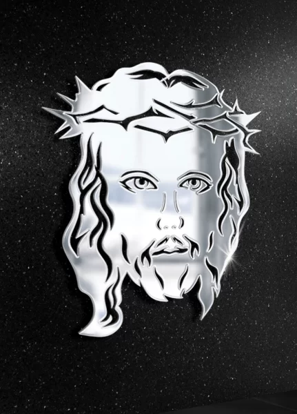 Srebrny, metalowy wizerunek twarzy Jezusa z cierniową koroną na czarnym tle z efektem odbicia.