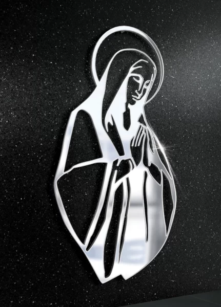 Srebrna płaskorzeźba Matki Boskiej ze złożonymi rękoma.