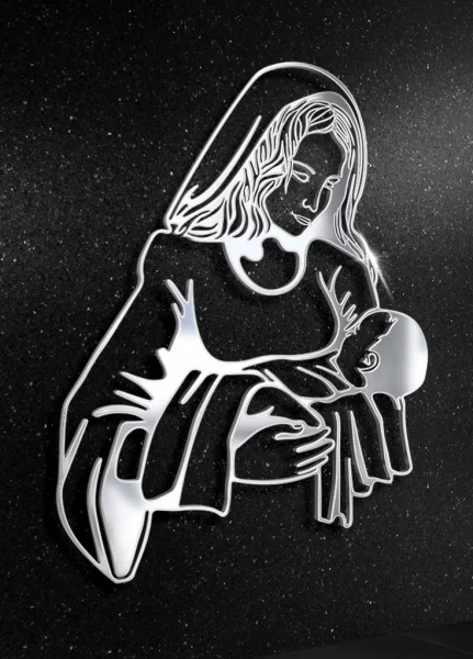 Srebrna figura Matki Boskiej trzymająca Dzieciątko Jezus, na czarnym granitowym tle.
